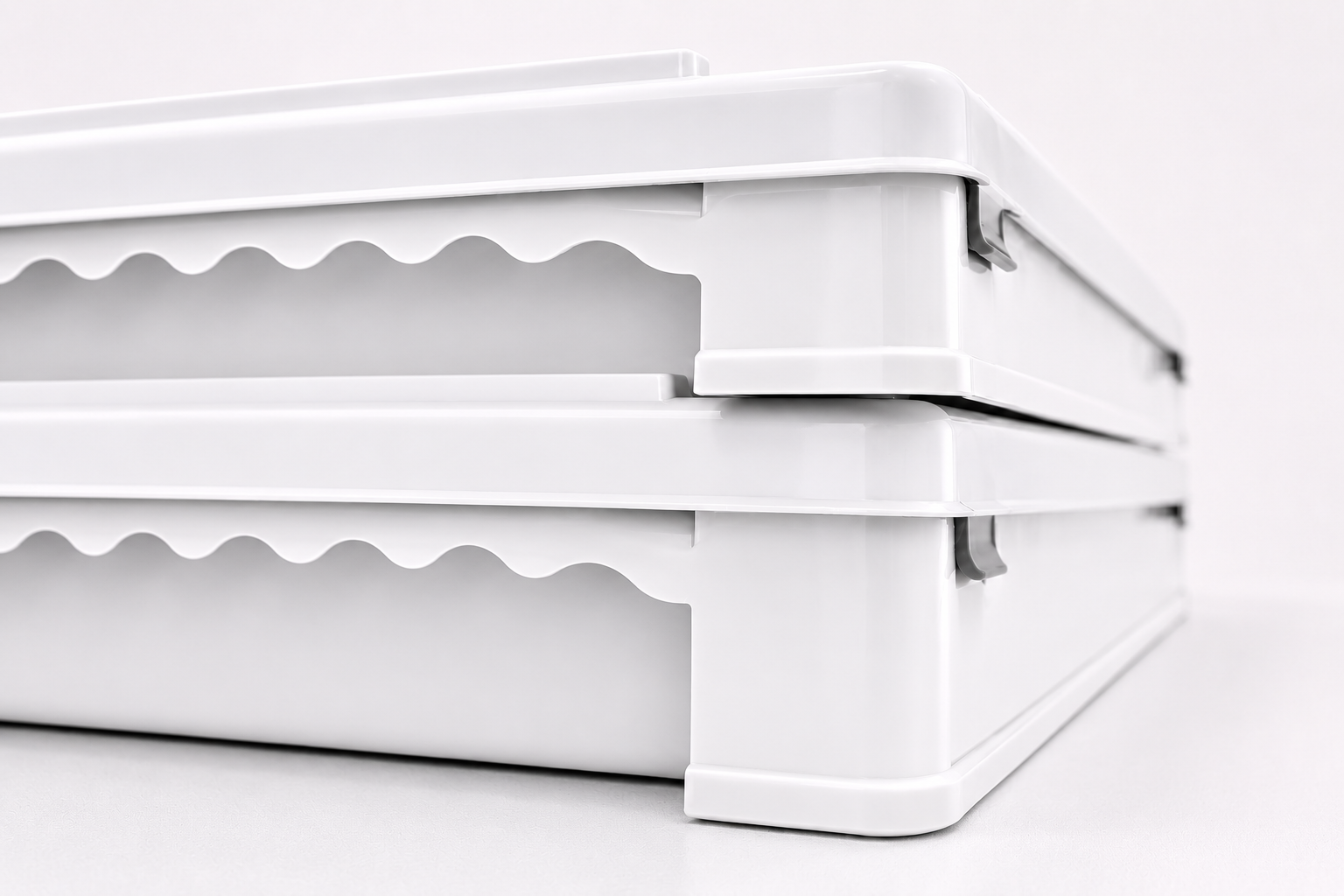 Detalle de los canales y bordes reforzados de la caja KOREBOX en HDPE